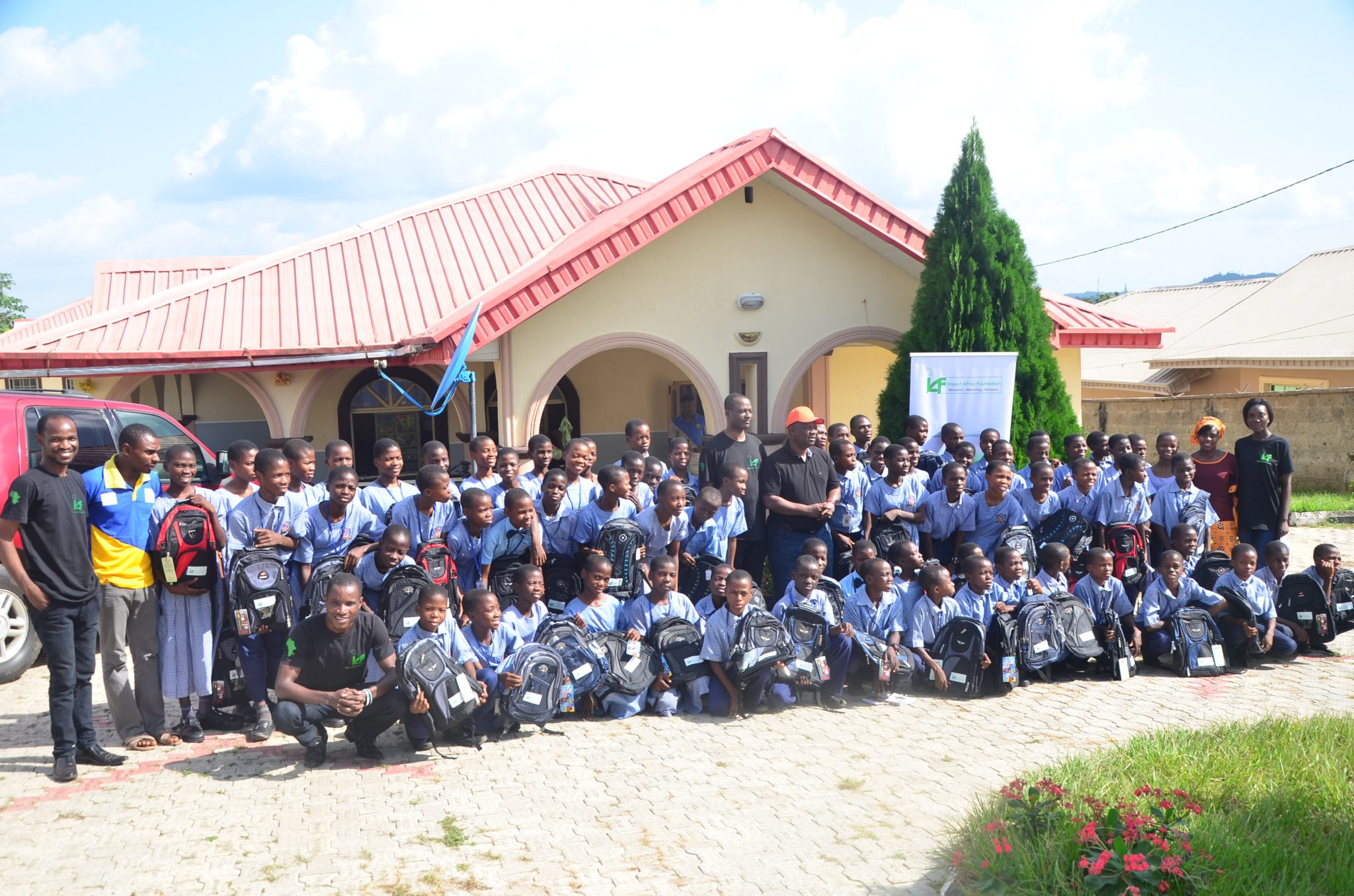 The full Abolarin College community — students, teachers, Oba Abolarin and partner team